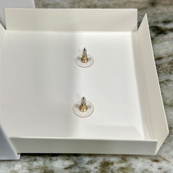 Disney BaubleBar CRUELLA DE VIL Stud Pave Stud Earrings Trending NEW Villains - Picture 5 of 7